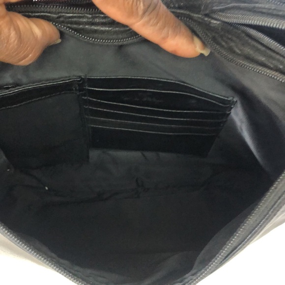 PERLINA vintage black leather shoulder bag. 3 way zipper openings. Holds 5 cards - Picture 10 of 14